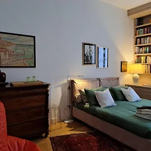 Casa Mari - Free Secure Parking, Breakfast, Private Bathroom, Wifi, Garden, Aircon, 3 Min Walk To Metro And Train Station Milan